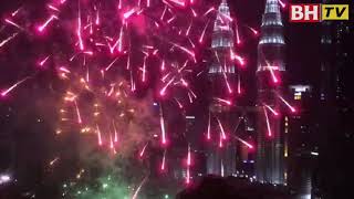 Pertunjukan bunga api warnai sambutan tahun baru di KLCC [upl. by Netty745]