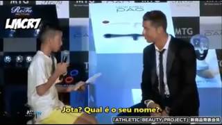 Cristiano Ronaldo Mostrando Sua Humildade com Garoto que n sabe falar português [upl. by Sherwood775]