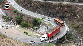 TRACTO CAMION Y UNA CAMIONETA TIENEN UN INCIDENTE EN LA CURVA DEL PUENTE HUALLATUPE [upl. by Legir507]