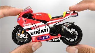 Miniature Ducati Desmosedici GP 11 Valentino Rossi  Maisto 118 [upl. by Joris]