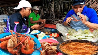 fishing and cooking in the inland rivers of Kalimantan Explore spot baru langsung masak di perahu [upl. by Idnak]