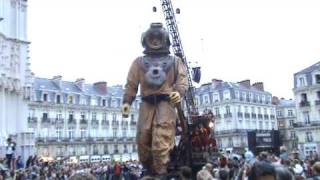 Le Scaphandrier marche Place de la Cathédrale à Nantes [upl. by Herzig]