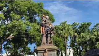 SaintDenis  le drapeau LGBT hissé sur la statue de Mahé de Labourdonnais [upl. by Aleydis]