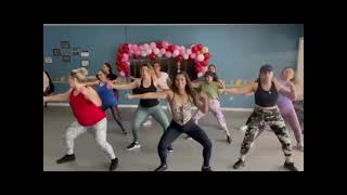 Metele al perreo daddy yanke zumba con Laura [upl. by Giamo]