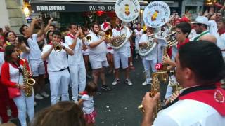 fêtes de BAYONNE 2017 banda les JOYEUX de St pierre DIRUBE hymne La Peña Baiona [upl. by Aneev370]