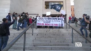 Esame Giuli le proteste degli studenti davanti alla facoltà di Lettere quotLo bocciamo noiquot [upl. by Inobe312]