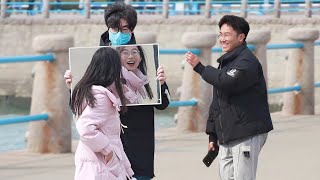 Complimenting Strangers in a Special Way  Social Experiment “你身后的女生真好看”听到这句话，女生转头看到了镜子里的自己 [upl. by Odareg]