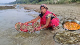 amazing hand chatting fish malgi and jhinga cookingampeating in chatting fish in Nadi water by hand [upl. by Suiraj254]