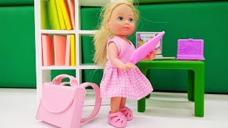 Barbie y Evi se preparan para la escuela Vídeos de juguetes [upl. by Urd]