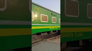 Check out the Horn sound 😳of GEU40 9029 Leading 5UP Green line Express [upl. by Johnsson]