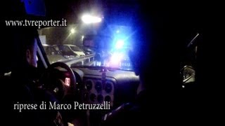 VOLANTE 113 AUTO CONTRO SEMAFORO E POI FUGGE DA POLIZIA [upl. by Akimik931]