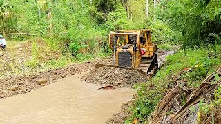 Strange Work  CAT Bulldozer D6R XL Makes Its Way on the River [upl. by Manuel650]