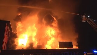 EXPLOSION BEI LAGERHALLENBRAND  Mehrere Feuerwehrleute schwer verletzt  Großbrand in Hilden [upl. by Ardnas]