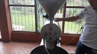 Proceso de tostado de café en una máquina hecha en casa [upl. by Nallid295]