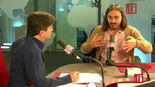 El realizador argentino Matías Piñeiro con Jordi Batalle en RFI [upl. by Clayton]