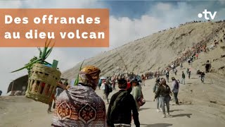 Indonésie  des offrandes au dieu volcan au mont Bromo [upl. by Idrahs]