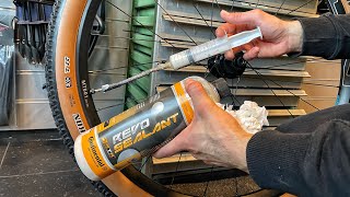 Zo monteer je een TUBELESS FIETSBAND 🍼  Fiets Tutorial [upl. by Yolande]