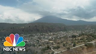 Watch Mexico’s Popocatépetl volcano spews ash gas plumes into air [upl. by Gale]