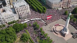 Vislielākais gods un prieks sagaidīt un pavadīt pie sveicējiem mūsu Latvijas hokeja izlasi [upl. by Newnorb]