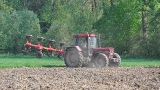 Case IH 1056 XL met 4schaarploeg [upl. by Moya]