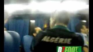 Les joueurs fetent la victoire dans le bus  ALGERIE [upl. by Eillek]