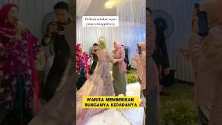 momen haru pengantin wanita berikan bunga kepada sahabat nya ‼️ sahabat nangis nikah nangis [upl. by Amapuna21]