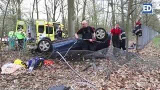 Automobiliste belandt ondersteboven op terrein kazerne Oirschot [upl. by Ocsirf314]