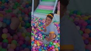 Alberca con pelotas de colores💙🧡 Videoeducativos BlippiEspañol Shorts [upl. by Ardnaeel]