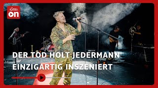 Jedermann reloaded „Der Tod holt Jedermannquot einzigartig inszeniert  Salzburger Festspiele [upl. by Lose]