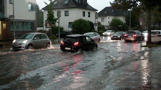 Dinslaken NRW über 100 Feuerwehreinsätze nach Hitzegewitter Bahnstrecke Einsturzgefahr gesperrt [upl. by Nnaeiluj]