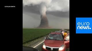 Une monstrueuse tornade dans lest de la Roumanie [upl. by Slater]