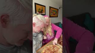 Ritual de cortejo 😁🥰albinismo albinism humor oscarylaura pizza food funny albinos [upl. by Sherborne]