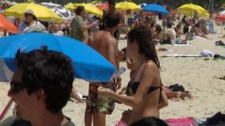 Isabeli Fontana com os filhos na praia de Ipanema [upl. by Irrej]