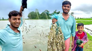 বর্ষার বৃষ্টিতে মাঠে জাল পেতে আজ রেকর্ড পরিমানে মাছ পেলাম।। Rainy day village fishing vlog ।। [upl. by Darcee773]