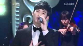 KBS Drama Awards 2011  Kim Soo Hyun performed and give miss A Suzy flowers  Dreamingmp4 [upl. by Anner804]