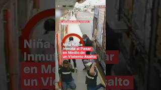 Niña no se inmuta al pasar en medio de un violento asalto a repartidores de cerveza  N shorts [upl. by Regen]