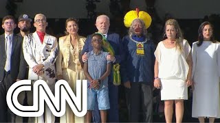 Catadora entrega a faixa presidencial a Lula  CNN NA POSSE [upl. by Wong]