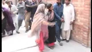 Dunya News  Gujranwala Two families fight out side session court [upl. by Conners]