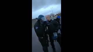 Gilets Jaune  Des policiers enlèvent leur casque en solidarité [upl. by Fessuoy]