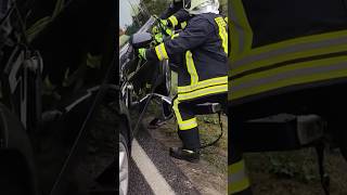 Einsatzkräfte🧑‍🚒 der feuerwehr🚒 mit vereinten Kräften bei hilfeleistung mit HydraulikGerät [upl. by Atinek]