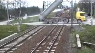 LKW rast mit Schwung in Stromleitung [upl. by Nohsreg]