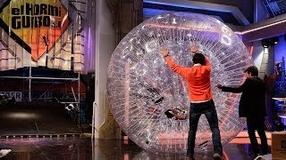 El Hormiguero 30  Nuria Roca se tira al vacío dentro dentro de una bola gigante [upl. by Ateekal402]