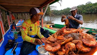 Masak rica rica udang galah segar hasil mancing langsung di perahu [upl. by Wolfort]