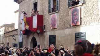 Sortida dels dimonis i Sant Antoni al balcó de lajuntament de Manacor [upl. by Eimorej]