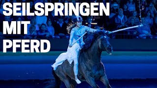 Seilspringen mit Pferd 😱  Lisa Röckener zeigt wie es geht  Partner Pferd Leipzig [upl. by Pasia]