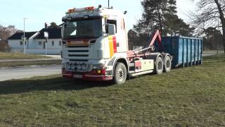 Scania R580 V8 hook lift is loaded by a John Deere 2130 tractor 2014 [upl. by Blumenfeld464]