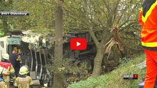 LKW überschlägt sich und fällt massiven Baum [upl. by Yecniuq]