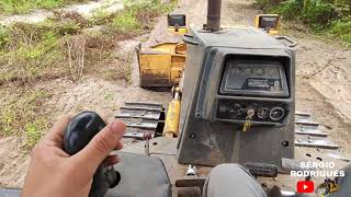 Mostrando como operar o trator de esteiras KOMATSU D41E [upl. by Alsworth679]