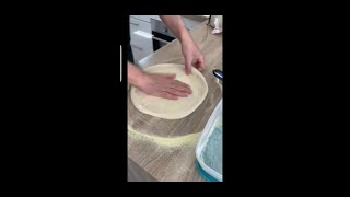 comment étaler une pâte à pizza à la main [upl. by Nylia152]