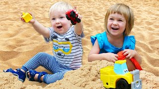 Brincando na areia com carrinhos de brinquedo Educação infantil com brinquedos para crianças [upl. by Satterlee]